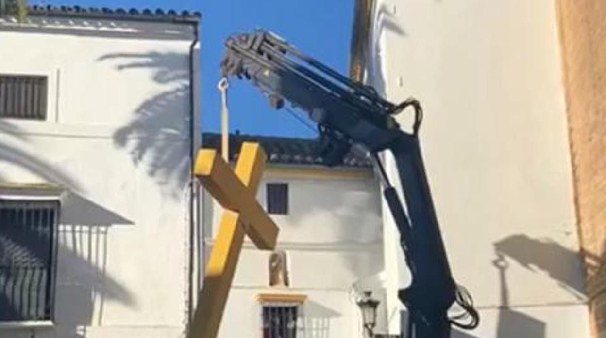 Momento de la retirada de la Cruz de las Descalzas el pasado mes en Aguilar de la Frontera