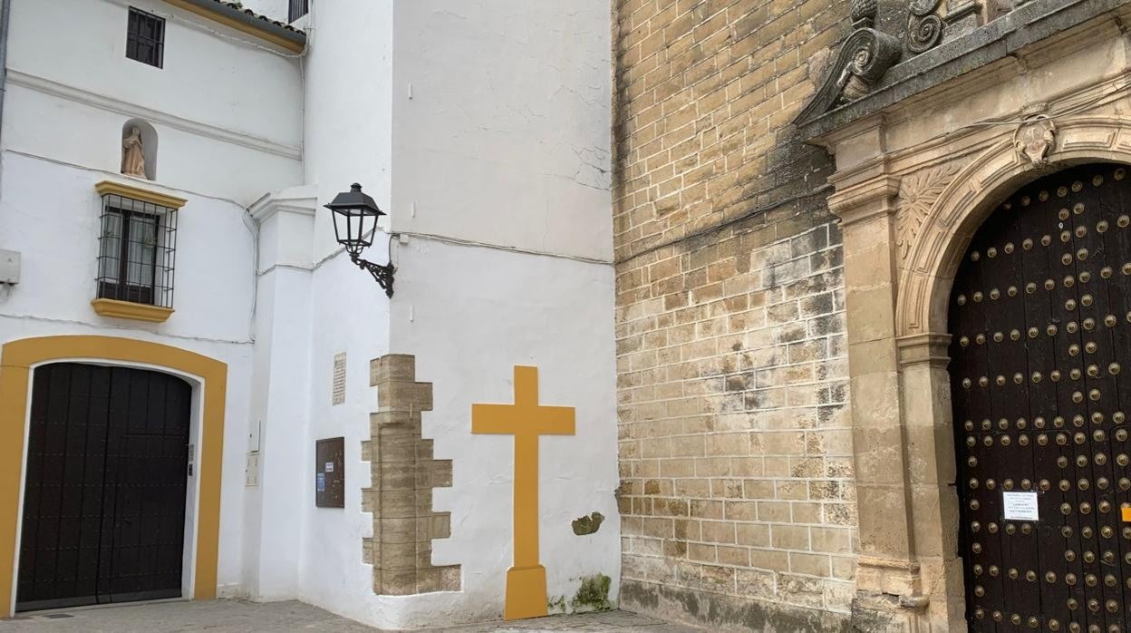 Los vecinos pintan una Cruz del color de la retirada por la alcaldesa en una fachada del convento de Aguilar