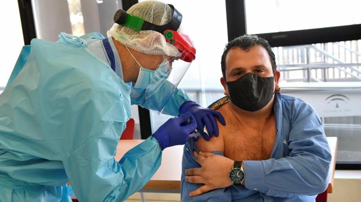 Vacunación en el centro de mayores de El Zapillo, en Almería