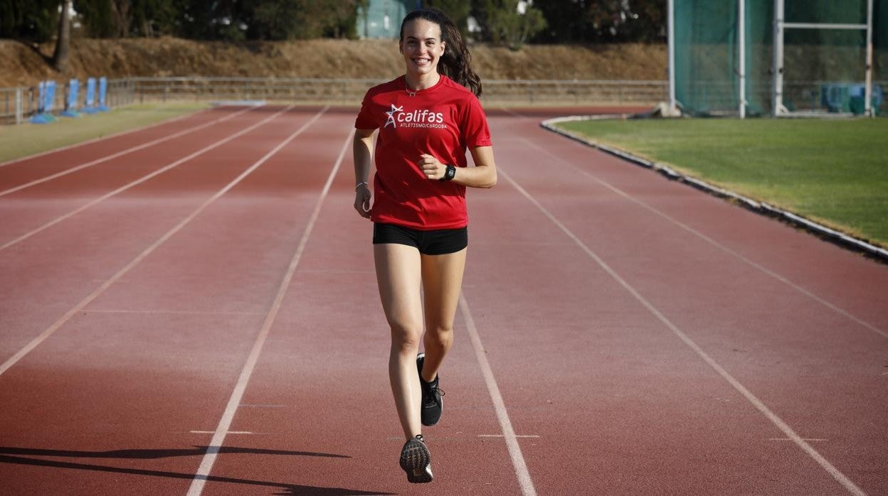 Carmen Avilés, en un entrenamiento en las pistas de atletismo del Fontanar