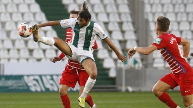 El Córdoba CF empata (1-1) con el Recreativo Granada y bordea el precipicio