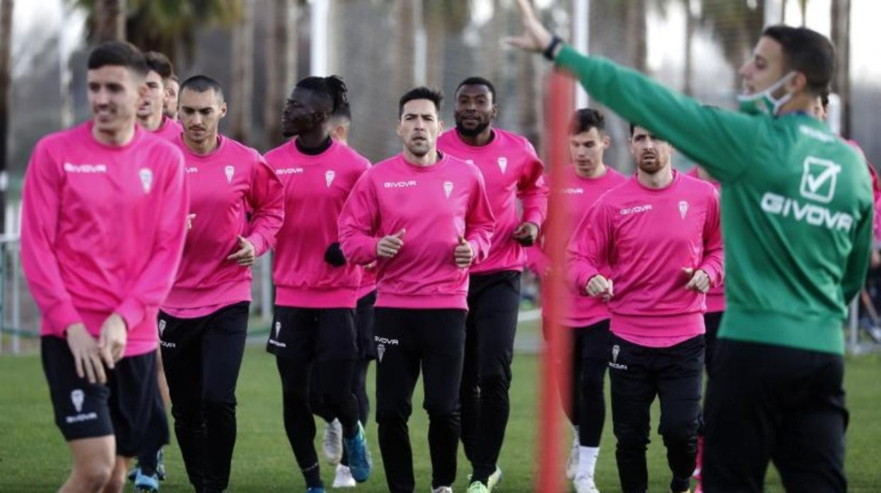 Carrera continua de varios integrantes del Córdoba Cf durante un entrenamiento