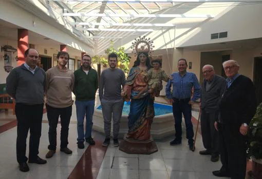 La familia salesiana de Córdoba, con la Virgen, antes de partir a África