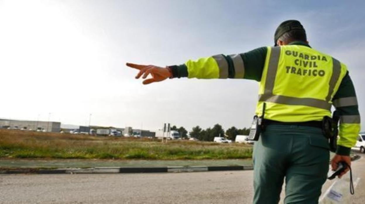 Un agente de la Guardia Civil en un control de tráfico