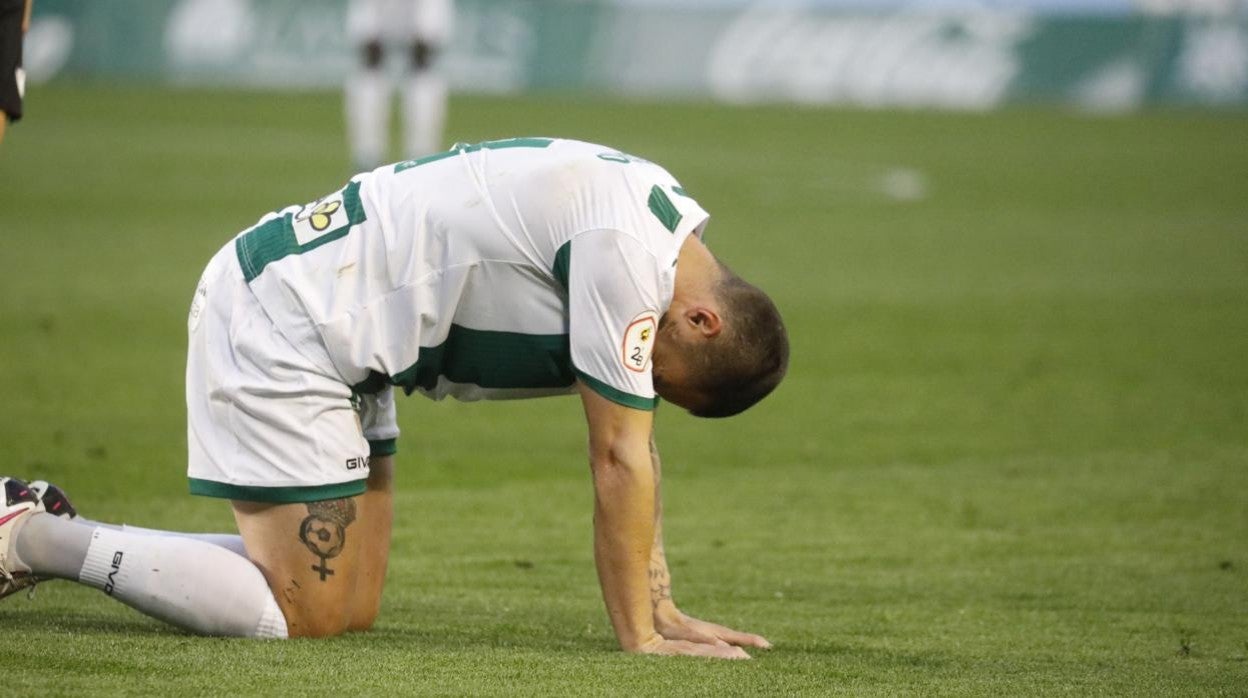 El extremo del Córdoba Moutinho, desesperado en el partido del domingo ante el Recreativo Granada