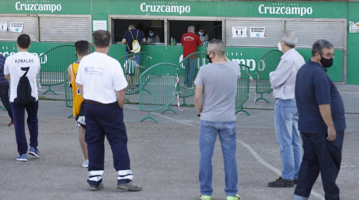 Los abonados del Córdoba CF retiran sus entradas en octubre de 2020