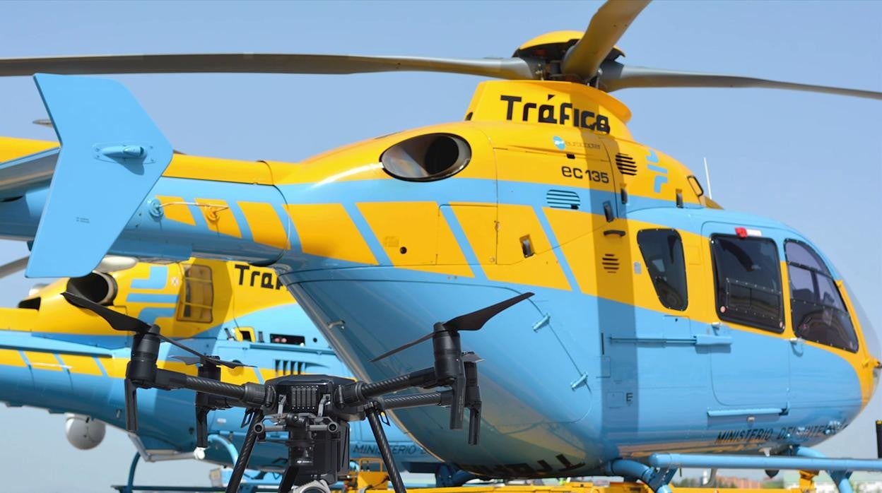 Un dron de la DGT junto a helicópteros de Tráfico