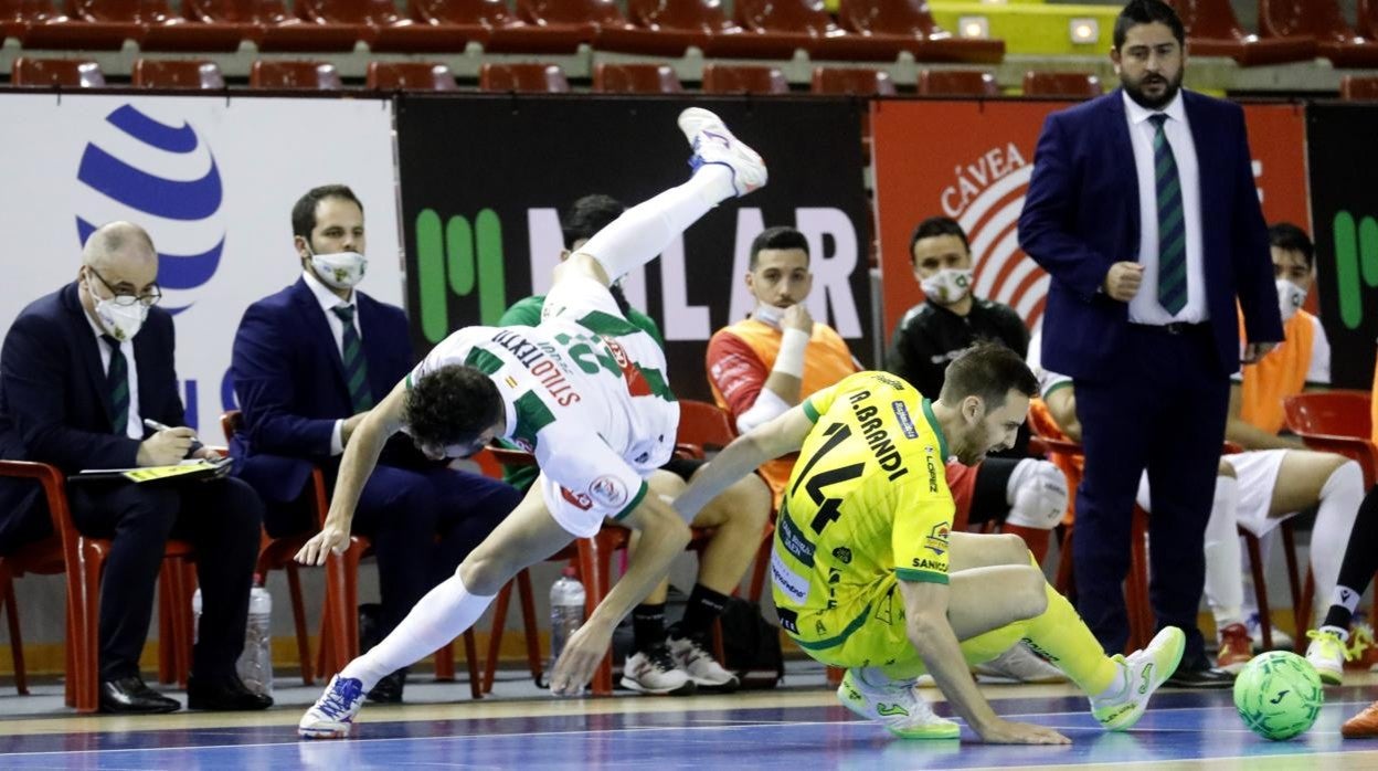 El entrenador del Córdoba Patrimonio, Josan González, observa un gol de Zequi y Brandi