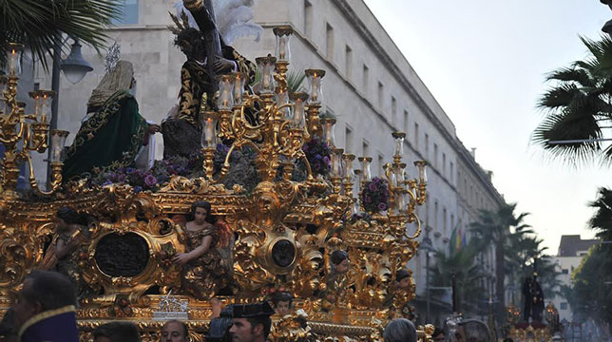 El Señor de las Tres Caídas y el Nazareno en carrera oficial