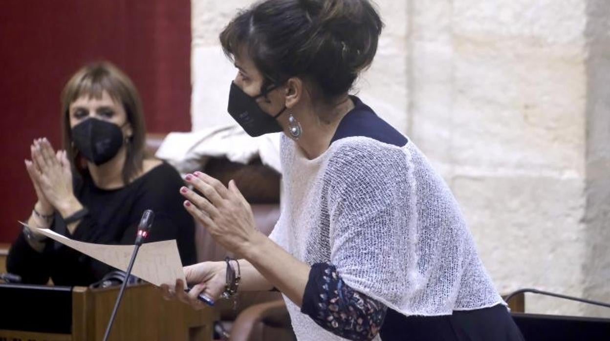 Teresa Rodríguez defendiendo su postura en el Parlamento andaluz