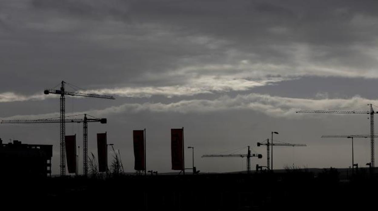 Grúas de construcción de viviendas en una mañana plomiza