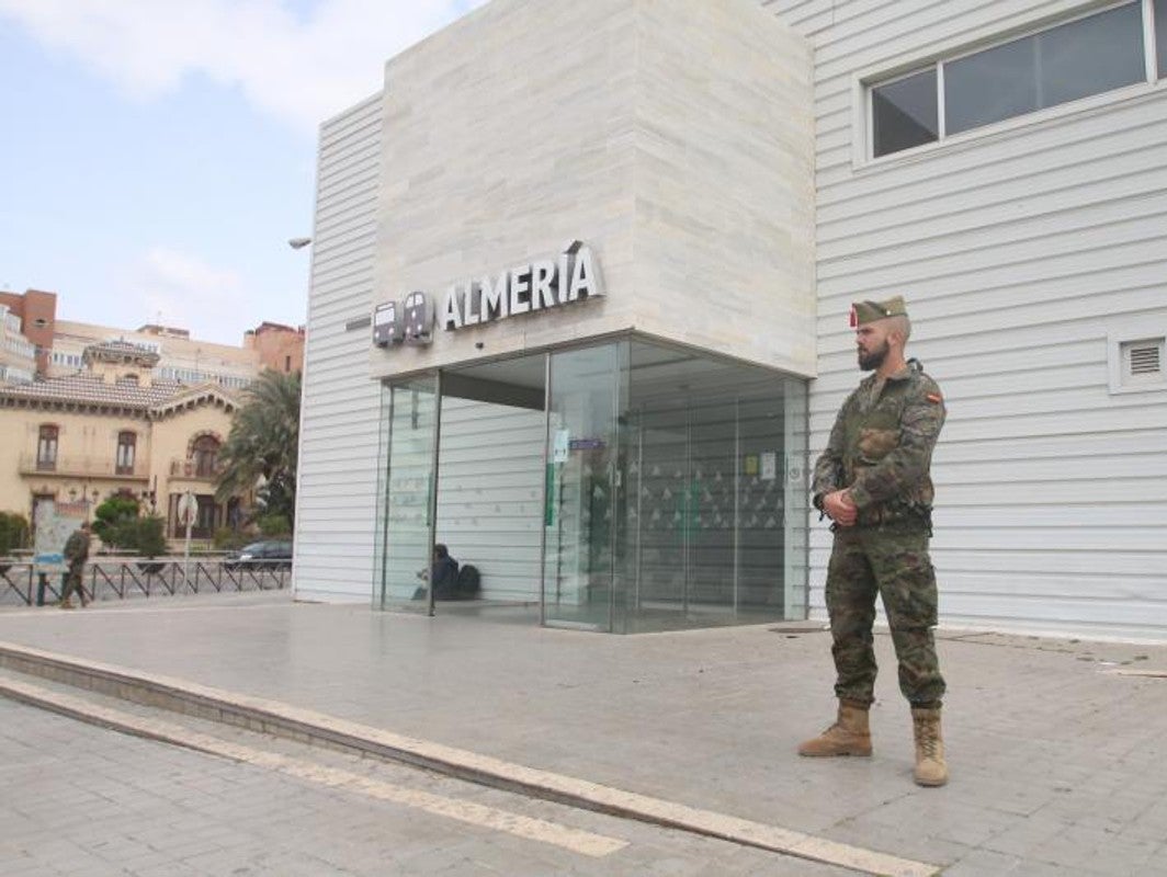 Un soldado de la legión hace guardia en la estación de Almería durante la fase de confinamiento de 2020