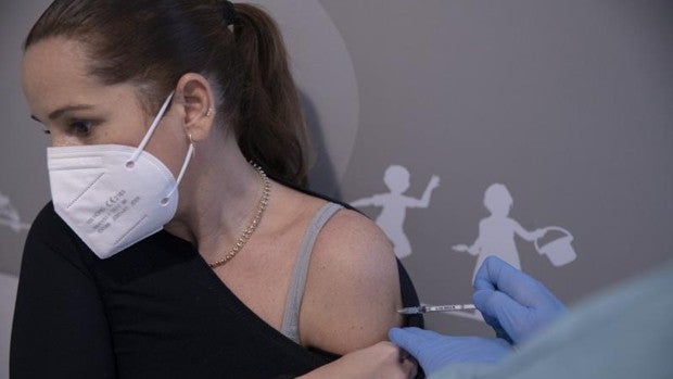 Menos hospitalizados en Andalucía, que suma otro día con más de cien muertos por Covid