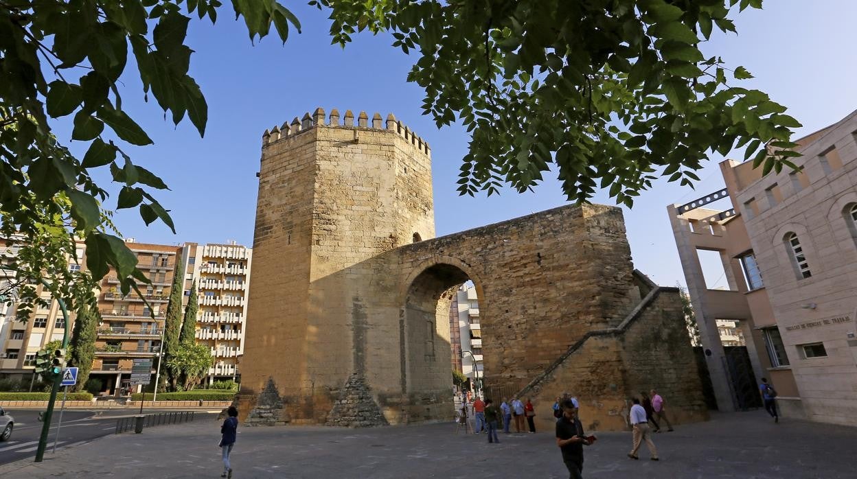 Vista completa de la Torre de la Malmuerta de Córdoba