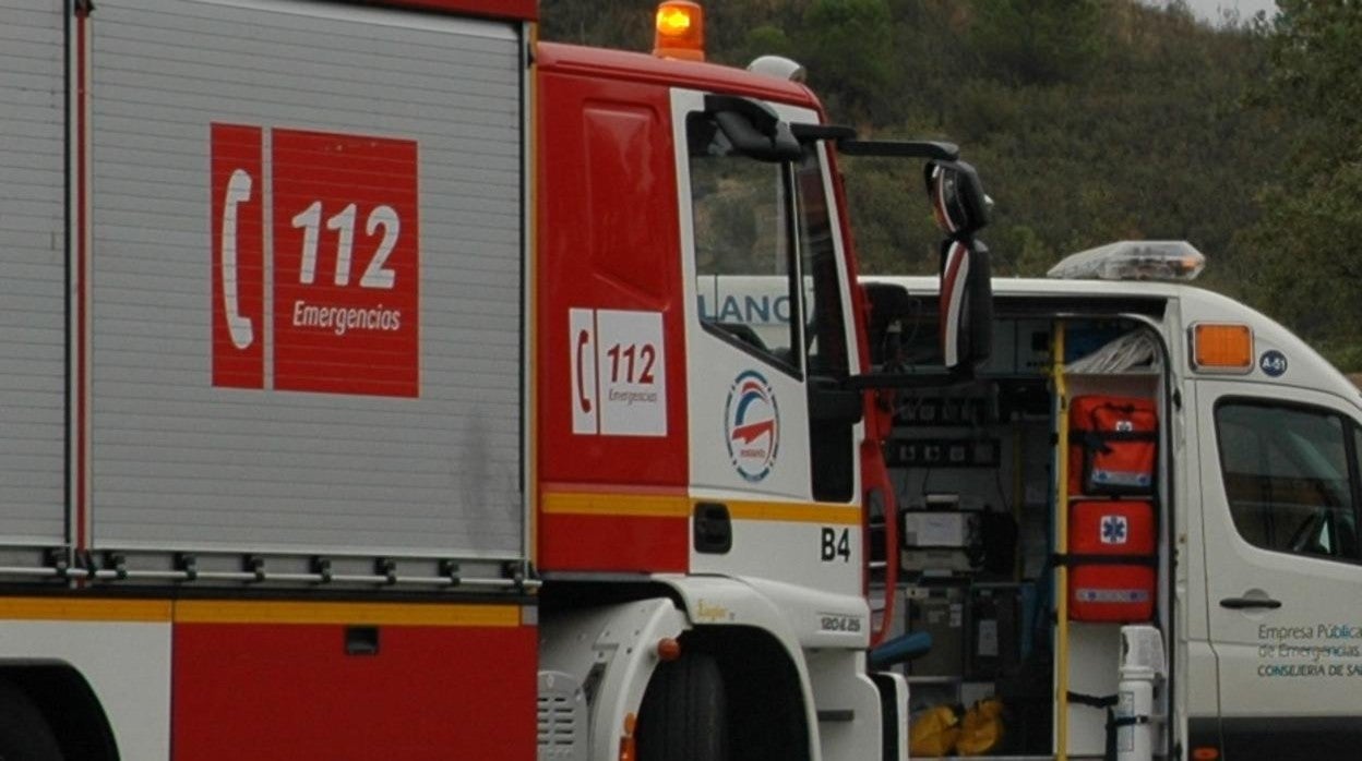 Imagen de un camión de Bomberos y una ambulancia de la Empresa Pública de Emergencias Sanitarias (EPES)