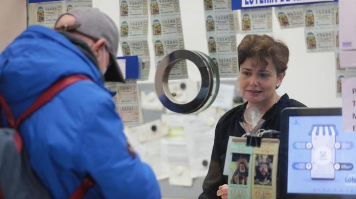 Un cliente en una administración de lotería de Sevilla