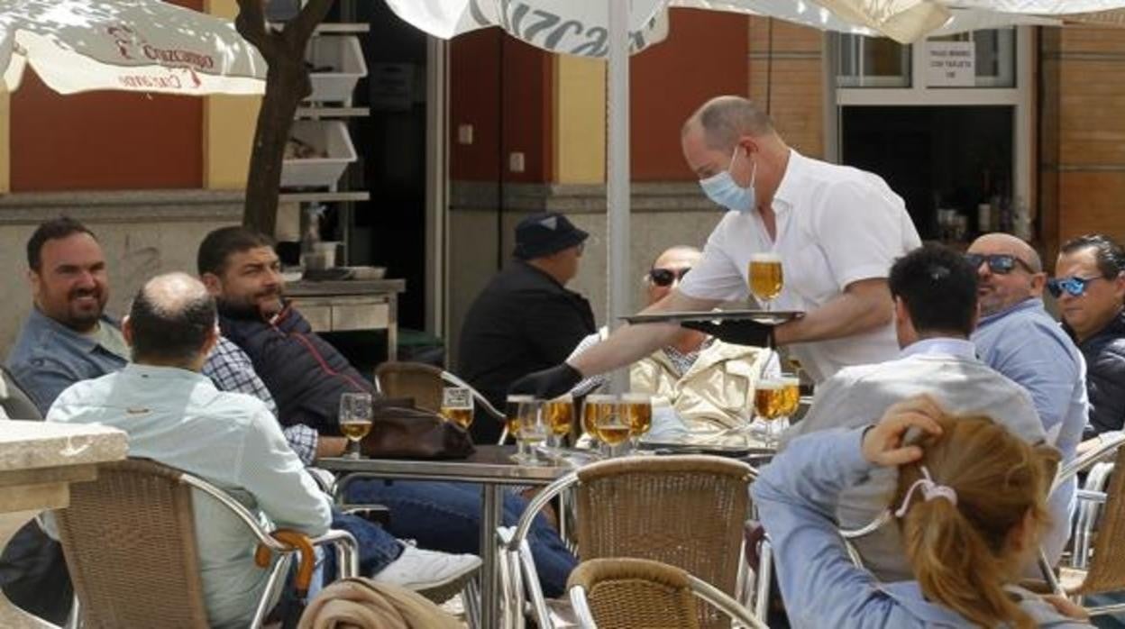 Clientes en la terraza de un bar