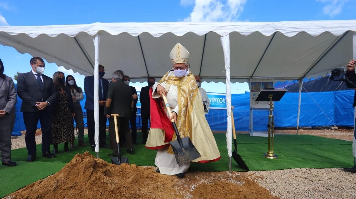 El obispo de Córdoba, Demetrio Fernández, en la colocación de la primera piedra de la iglesia parroquial de San Juan Pablo II