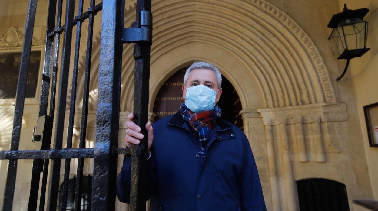 José Salamanca, ante una de las puertas de la parroquia de San Nicolás de Córdoba