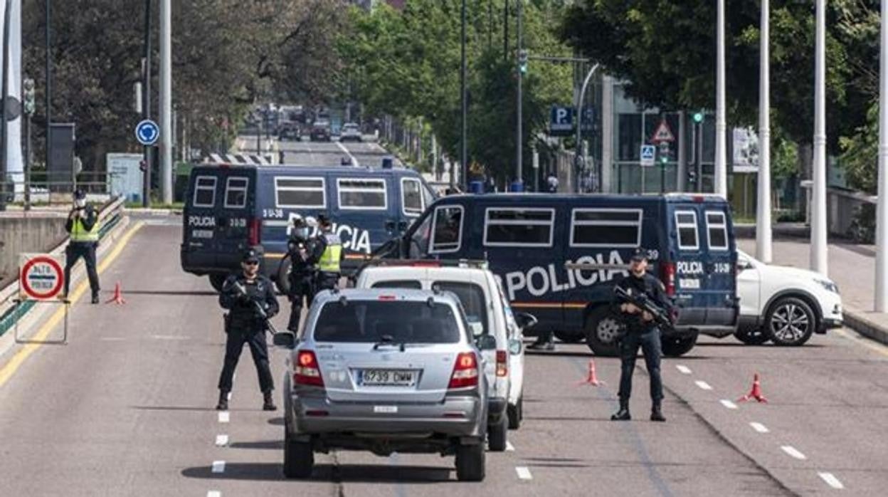 Control de la Policía para evitar salidas de un municipio cerrado