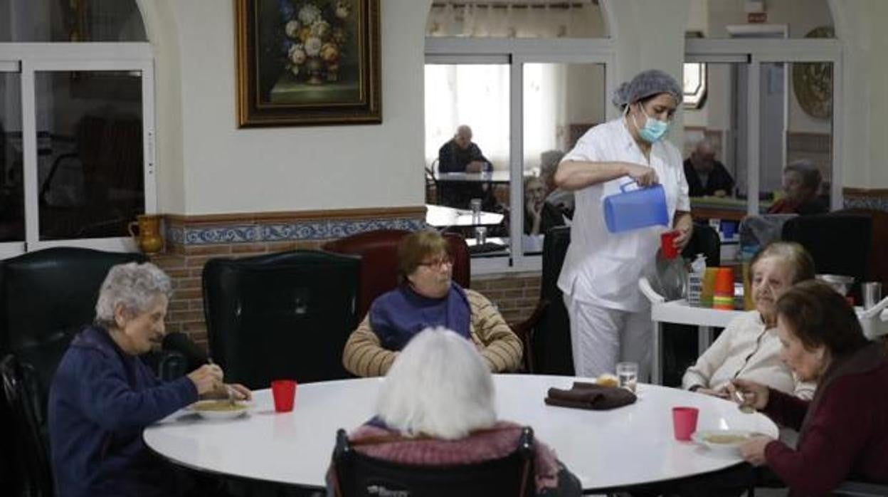 Ancianos en una residencia de Córdoba