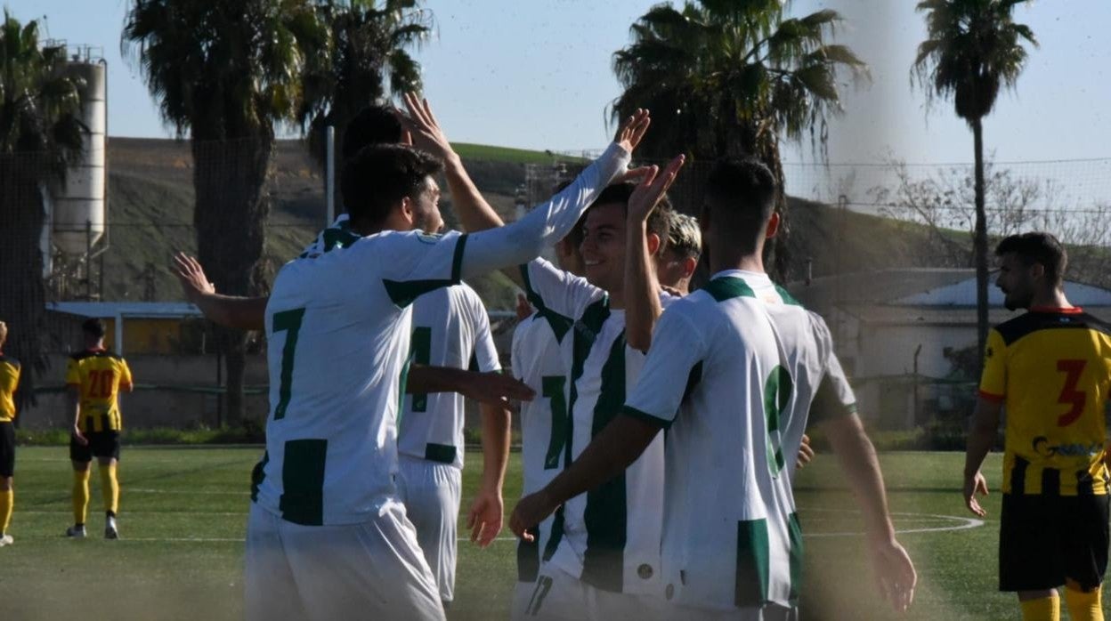 Diego Domínguez, con el siete, celebra, este domingo, el primer gol ante el San Roque