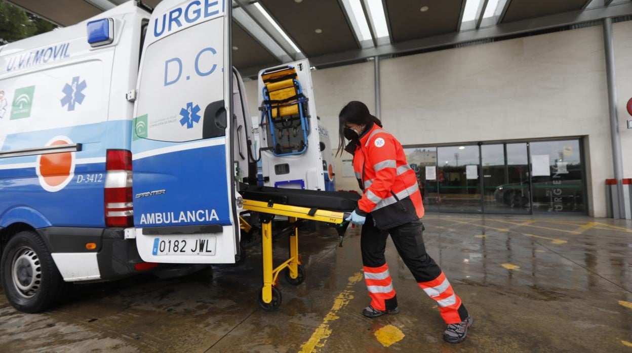 Una ambulancia en la puerta del hospital Reina Sofía de Córdoba