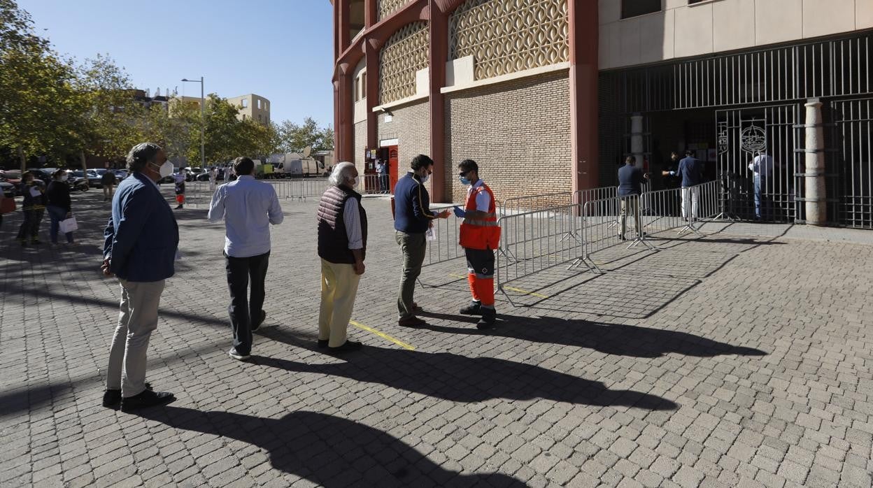 Control de acceso en la plaza de toros antes de la corrida del 12 de octubre de 2020