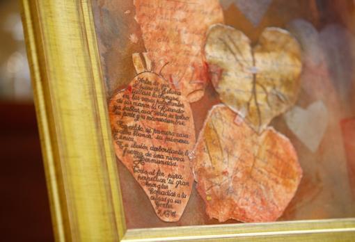 Detalle de algunos de los corazones manuscritos por cofrades cordobeses