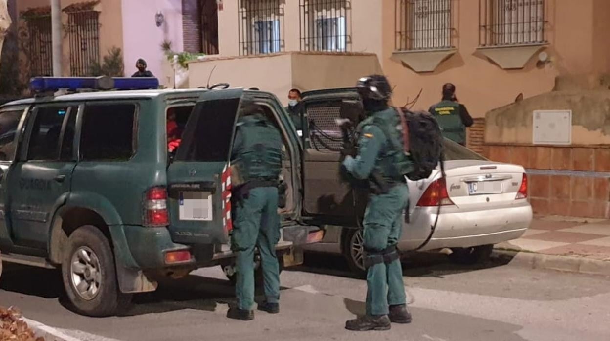 Agentes de la Guardia Civil durante la operación de este martes