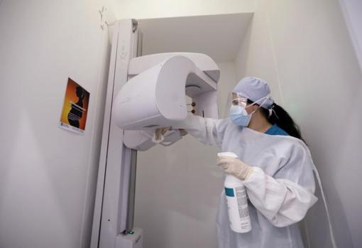 Una empleada de Dental Pro limpia un aparato para hacer radiografías