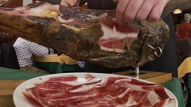 Bendodo: «Ahora vienen unos señores comunistas a decirnos que el jamón y el aceite perjudican la salud»