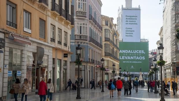 La Junta de Andalucía envuelve uno de los edificios más altos del centro de Málaga con su mensaje del 28F