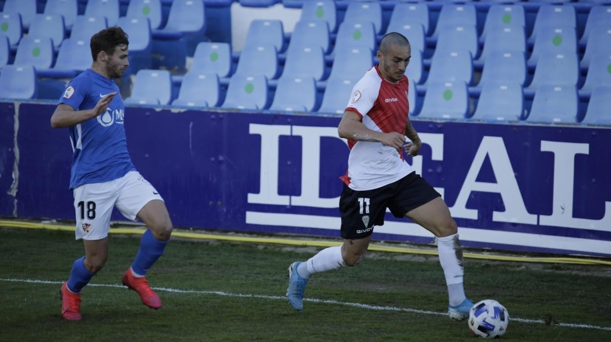 Moutinho conduce el balón en el partido del Córdoba CF ante el Linares de la primera vuelta