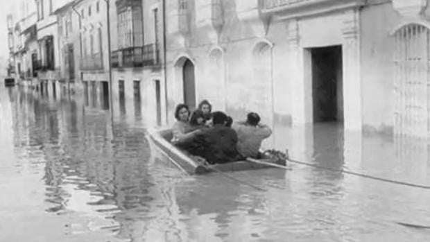 La riada histórica en Puente Genil | Cuando el río se tragó el Barrio Bajo