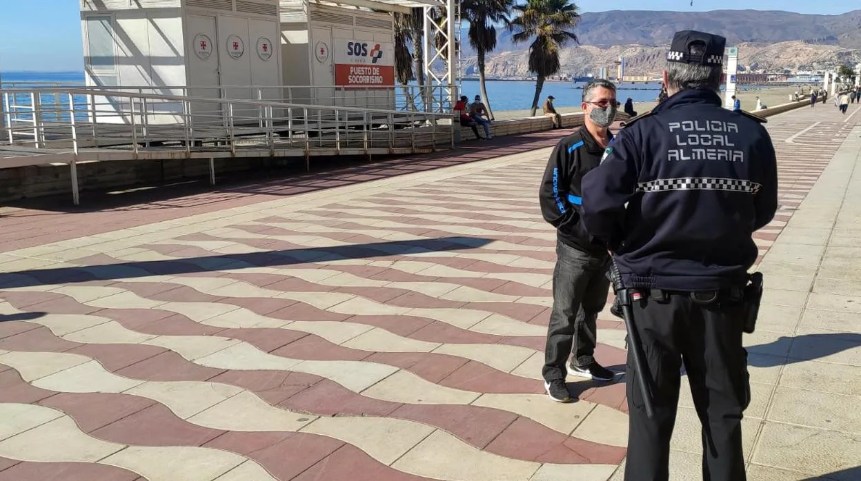 Control policial a un viandante en el paseo marítimo de Almería capital esta semana