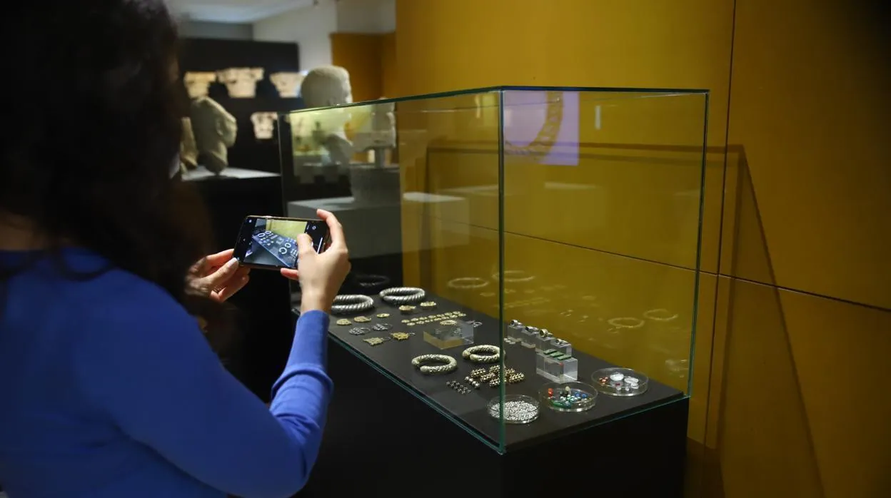 Expositor con las joyas del Tesorillo de La Amarguilla, en el Museo Arqueológico de Córdoba