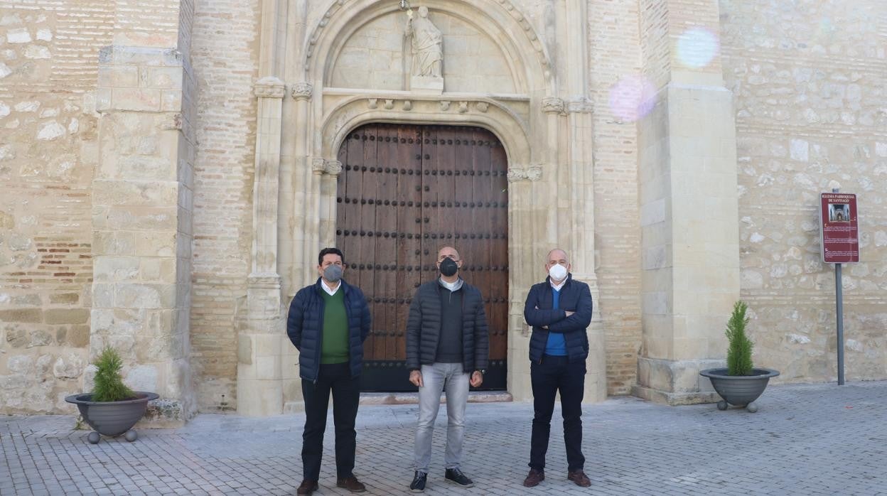 Párroco, arquitecto y constructor, delante de la fachada de la parroquia de Santiago Apostól de Lucena