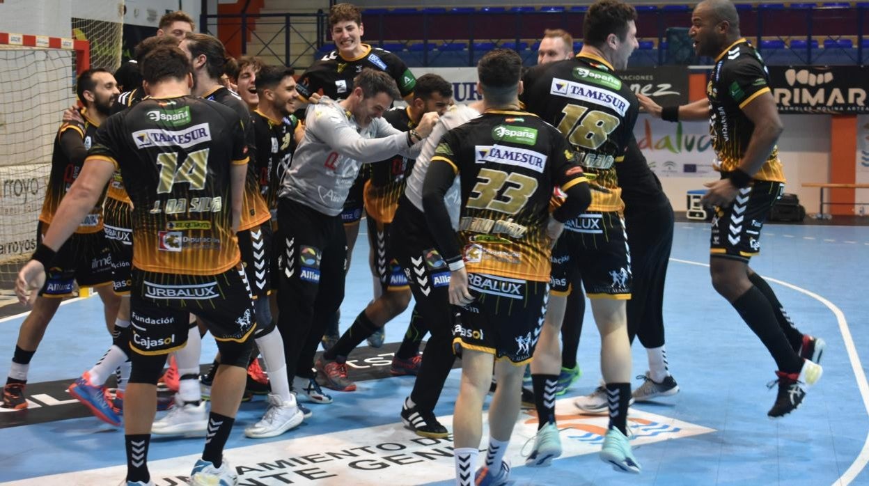 La plantilla del Ángel Ximénez Puente Genil celebra la clasificación para la Copa del Rey