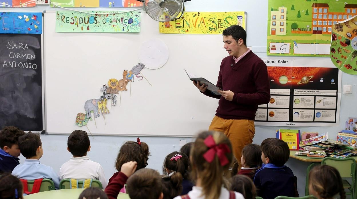 Un maestro cuenta un cuento a sus alumnos en la clase de un colegio