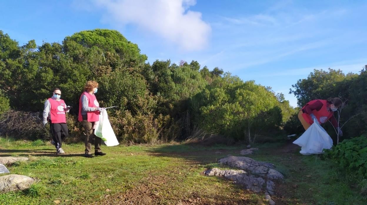 Voluntarios realizan la limpieza de un paraje natural en Córdoba de la mano de Sadeco