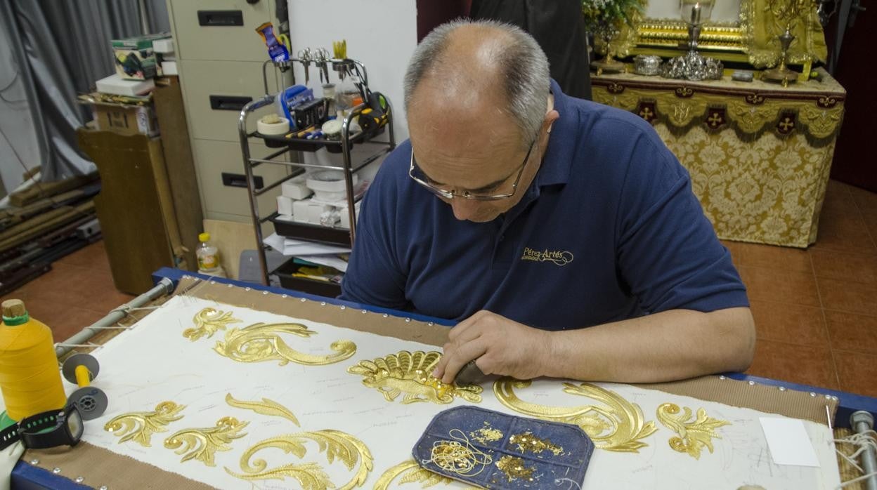 Francisco Pérez Artés, con el bordado del palio de la Virgen de la Piedad