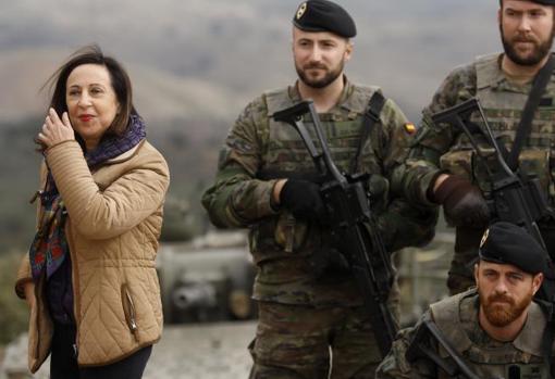 La ministra de Defensa, en una visita a la base de Cerro Muriano