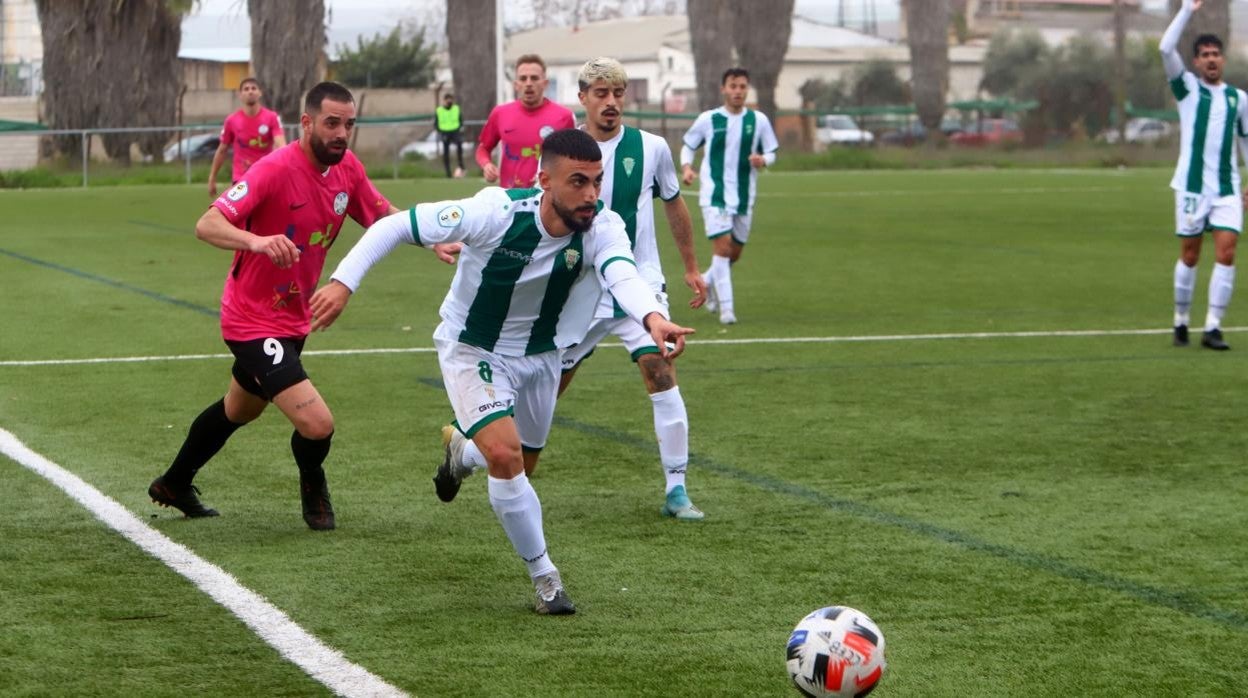 Antonio Moyano conduce el balón en el partido del Córdoba B ante el Lucena en la Ciudad Deportiva