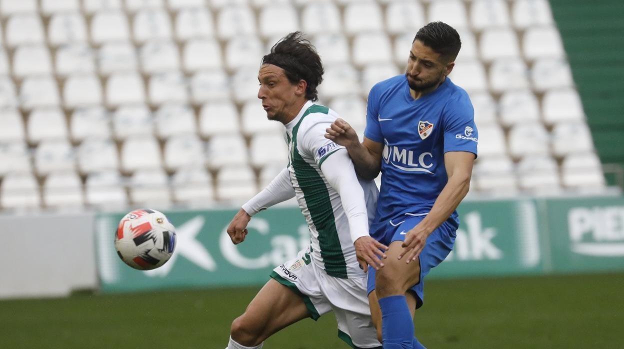 Farrando busca el balón ante el Linares