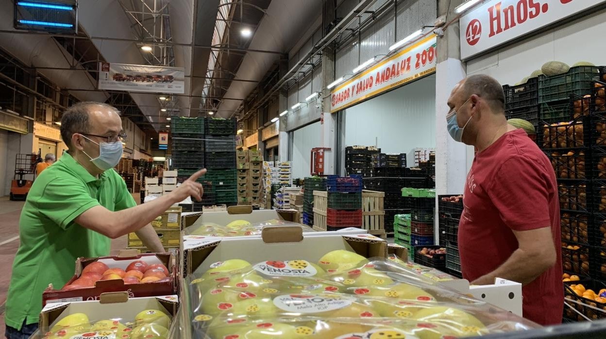 Actividad en el mercado de frutas y hortalizas de Mercacórdoba