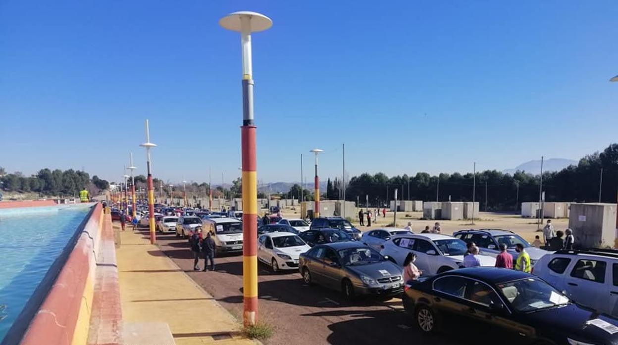 Participantes en la caravana de protesta tras la concesión de la base del Ejercito a Córdoba