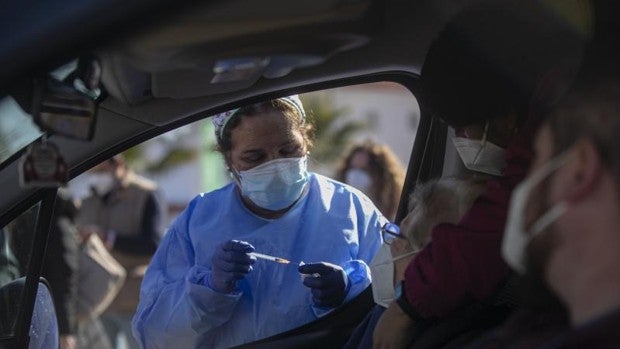 Importante bajada de contagios y muertes por Covid-19 en Andalucía con cifras anteriores a la tercera ola