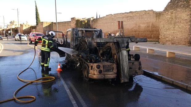 Arde una grúa del Ayuntamiento de Córdoba en la avenida de El Marrubial