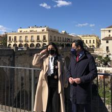 La alcadesa, María de la Paz Fernández, con el presidente Juanma Moreno en el Tajo de Ronda